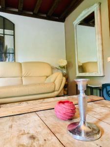 ein Wohnzimmer mit einem Sofa und einem Tisch in der Unterkunft Villa SAINT CHRISTOPHE de FIRFOL in Firfol