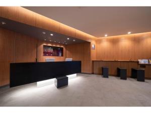 R&B Hotel Sendai Higashiguchi - Vacation STAY 39923v في سيندايْ: لوبي فيه مكتب كبير وكراسي