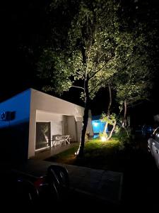 una casa con un árbol en el patio por la noche en Villa Hanna, en Ulcinj