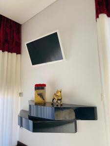 Uma TV ou centro de entretenimento em Pé na Areia