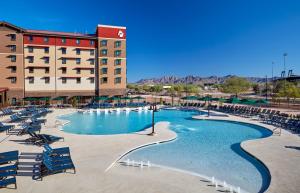 uma piscina num resort com cadeiras e um hotel em Great Wolf Lodge Arizona em Scottsdale