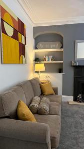 uma sala de estar com um sofá e uma lareira em Town House,Walking Distance To Town,Beach,Harbour. em Torquay