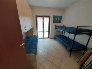 Habitación con 2 literas y puerta. en Casa di Amici en Scanno