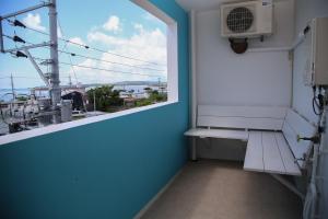 うるま市にあるGuest room WES - Vacation STAY 54452vの窓とベンチ付きの空き部屋