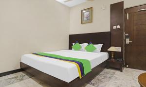 1 dormitorio con 1 cama blanca grande en una habitación en SY Elite Residency en Hyderabad