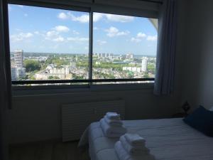 Uma cama ou camas num quarto em Rennes vue des Horizons