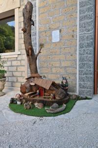 a statue of a tree sitting next to a building at Agriturismo le Fontane - Lago di Bolsena in Grotte di Castro