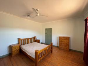 Schlafzimmer mit einem Bett und einem Deckenventilator in der Unterkunft Shearers Quarters - The Dutchmans Stern Conservation Park in Quorn