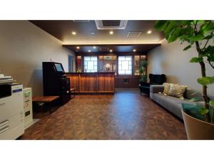 uma sala de estar com um sofá e um bar em ｂｕｓｉｎｅｓｓ&ａｃｔｉｖｉｔｙ ｃｈａｎｖｒｅ - Vacation STAY 64321v em Tochigi