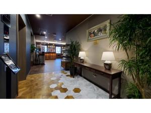 a lobby with plants and a desk with two lamps at ｂｕｓｉｎｅｓｓ&ａｃｔｉｖｉｔｙ ｃｈａｎｖｒｅ - Vacation STAY 64313v in Tochigi