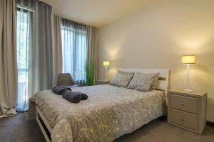 מיטה או מיטות בחדר ב-МareliS Luxe Port Apartment