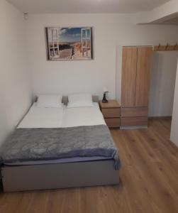 um quarto com uma cama e um armário de madeira em Arka Mielenko em Mielenko