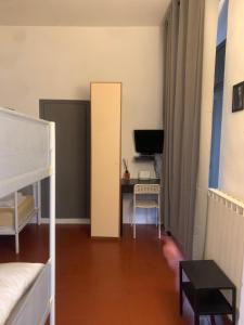 TV a/nebo společenská místnost v ubytování Short Stop Room