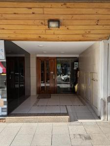 マル・デル・プラタにあるAmplio y luminoso monoambiente a 100 mts del marの木製天井の建物の入口