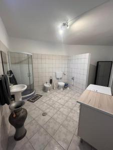 y baño con 2 aseos, ducha y lavamanos. en Casa Amarela, en Loulé 14 fotos más