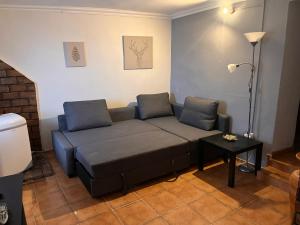una sala de estar con un sofá y una mesa en Casa Amarela, en Loulé