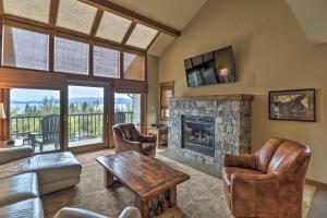 - un salon avec un canapé et une cheminée dans l'établissement Expansive Bigfork Resort Retreat on Flathead Lake!, à Bigfork