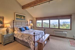 Voodi või voodid majutusasutuse Expansive Bigfork Resort Retreat on Flathead Lake! toas