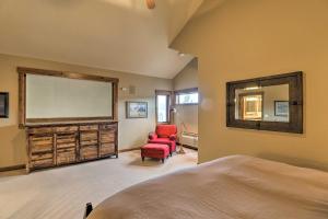 Voodi või voodid majutusasutuse Expansive Bigfork Resort Retreat on Flathead Lake! toas