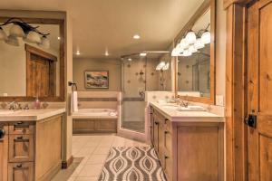 Vannituba majutusasutuses Expansive Bigfork Resort Retreat on Flathead Lake!