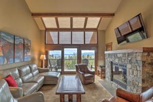 Istumisnurk majutusasutuses Expansive Bigfork Resort Retreat on Flathead Lake!