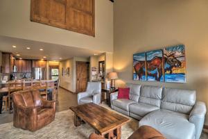 Istumisnurk majutusasutuses Expansive Bigfork Resort Retreat on Flathead Lake!