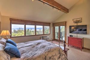 Voodi või voodid majutusasutuse Expansive Bigfork Resort Retreat on Flathead Lake! toas