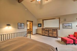 Voodi või voodid majutusasutuse Expansive Bigfork Resort Retreat on Flathead Lake! toas