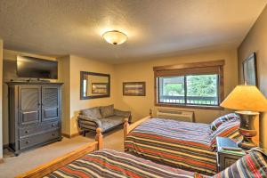Voodi või voodid majutusasutuse Expansive Bigfork Resort Retreat on Flathead Lake! toas
