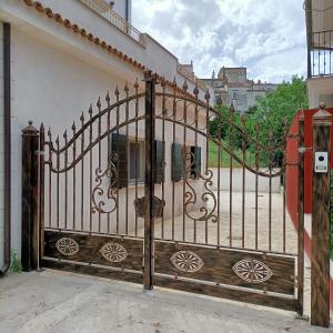 um portão para uma casa com uma cerca em Nuovo appartamento San Marco em Vico del Gargano