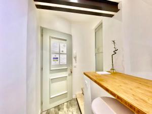 baño con aseo y escritorio de madera en Èrsextius, VECA, Aix-en-Provence, en Aix-en-Provence
