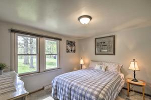 Galeriebild der Unterkunft Remodeled Rice Lake Hideaway Home with Dock and Deck in Rice Lake