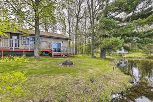 Foto dalla galleria di Remodeled Rice Lake Hideaway Home with Dock and Deck a Rice Lake