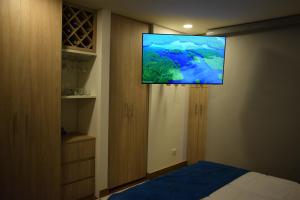 TV a/nebo společenská místnost v ubytování TOSCANO S Aparta Estudio Hospedaje Amoblado Torre 2 Equilibrium