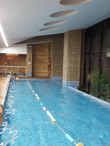 The swimming pool at or close to TOSCANO S Aparta Estudio Hospedaje Amoblado Torre 2 Equilibrium