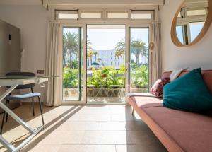 salon z kanapą i szklanymi drzwiami w obiekcie Quality and peaceful stay in Playa del Inglés w mieście Playa del Ingles