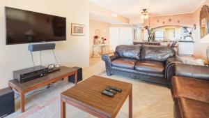 Μια τηλεόραση ή/και κέντρο ψυχαγωγίας στο Condo Pinacate 315 by Kivoya +28 φωτογραφίες