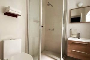a bathroom with a shower and a toilet and a sink at 119 LOFT DONCELES CENTRO HISTÓRICO CDMX in Mexico City