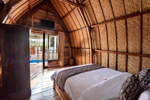 Katil atau katil-katil dalam bilik di Ulun Si Joglo Private Villa By Supala