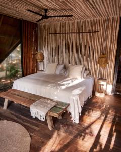 เตียงในห้องที่ Kapok Bacalar - Plant Based Hotel