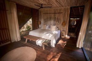Postel nebo postele na pokoji v ubytování Kapok Bacalar - Plant Based Hotel