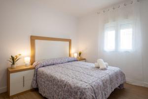 1 dormitorio con 1 cama, 2 luces y 2 ventanas en La Casita de Bullas by Rental Olé, en Bullas