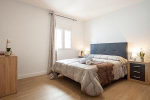 Un dormitorio con una cama grande con cabecero azul. en La Casita de Bullas by Rental Olé, en Bullas