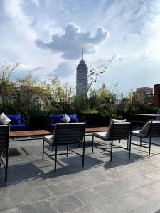 un grupo de sillas sentadas en la parte superior de un patio en 120 LOFT C/TINA HIDROMASAJE CDMX CENTRO HISTORI, en Ciudad de México