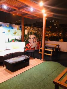 una habitación con sofá y una pintura en la pared en Hostal Patiño, en Lima