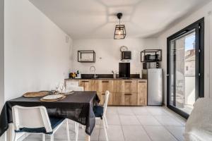 Kuchyňa alebo kuchynka v ubytovaní Emergence - Beautiful studio for 2 people balcony and garage