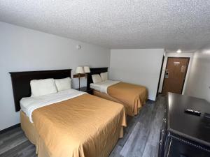 מיטה או מיטות בחדר ב-Dickinson Inn