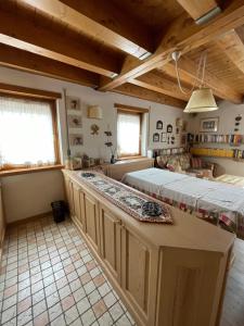 a kitchen with two beds on top of a counter at Appartamento Asiago centro in Asiago