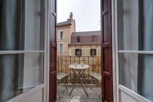 widok z otwartego okna na patio ze stołem w obiekcie Le Mont Blanc - Charming T1 ideal for 2 people with balcony w Annecy