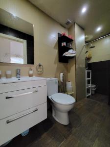 uma casa de banho com um WC branco e um lavatório. em Luxury Spacious Apartment Midtown Casablanca em Casablanca